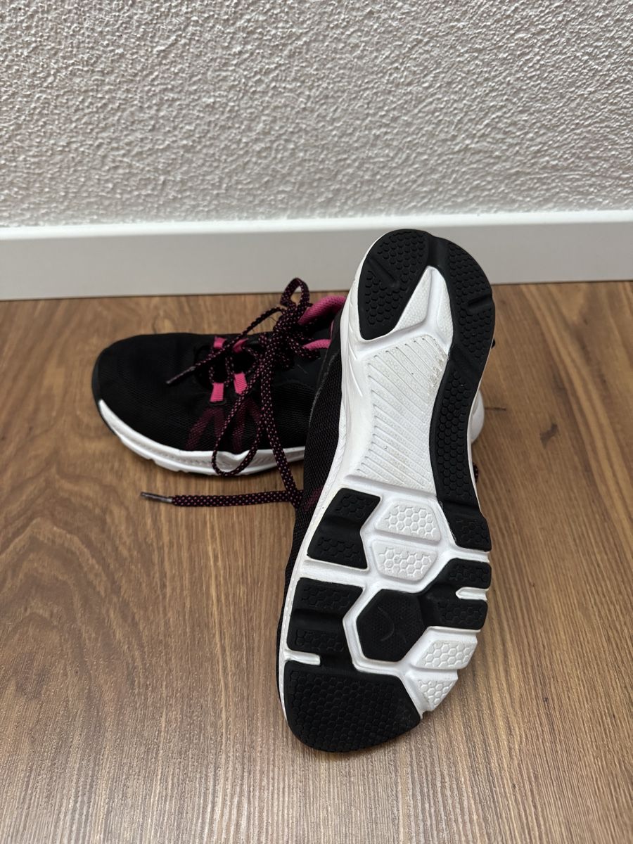 Decathlon Scarpe per ragazze: Schwarzer Turnschuh, Grösse 37 – Usato da Grenchen venduto da gulx 1