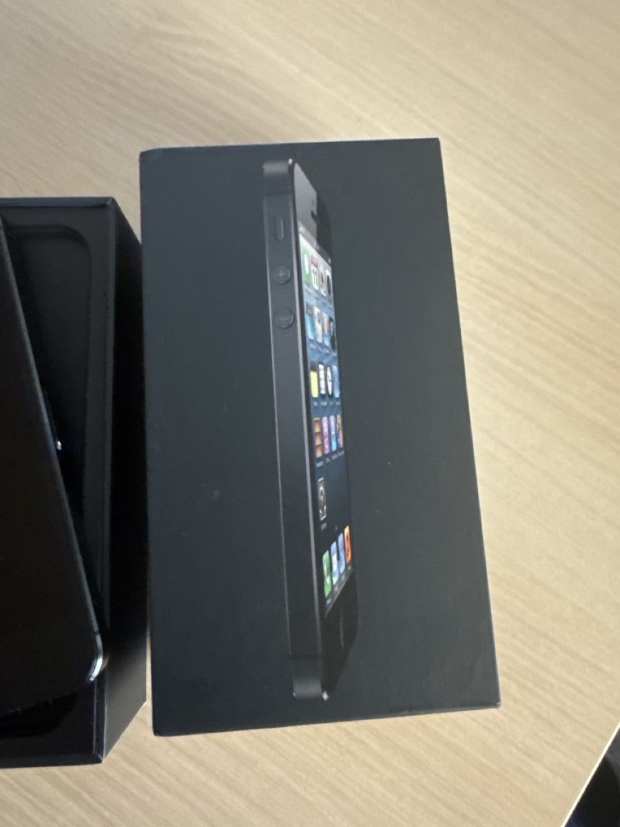 Apple Telefoni cellulari / Smartphones: iPhone 5 16GB Black - Includes Original Box – Usato da Schönried venduto da den_2f6c 1
