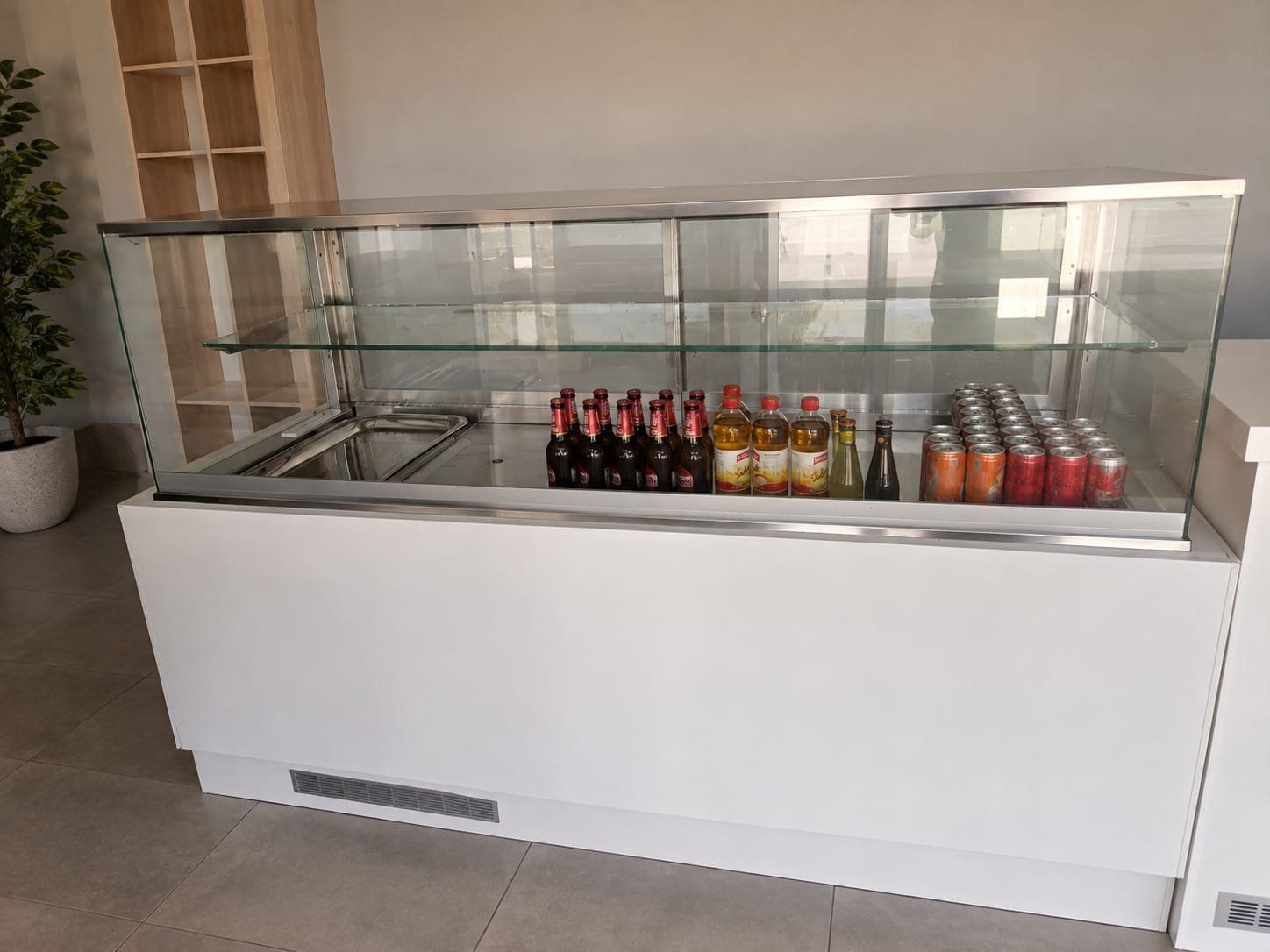 Kühlschrank: Kühlvitrine Weiss Edelstahl Glasfront – Gebraucht aus Baden von Ca.va