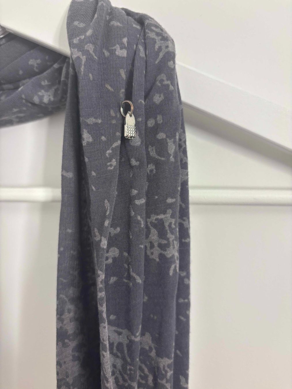 Foulard & Sciarpe: Dünner Stoff-Schal in Grau – Usato da Thalwil venduto da san_685y 1