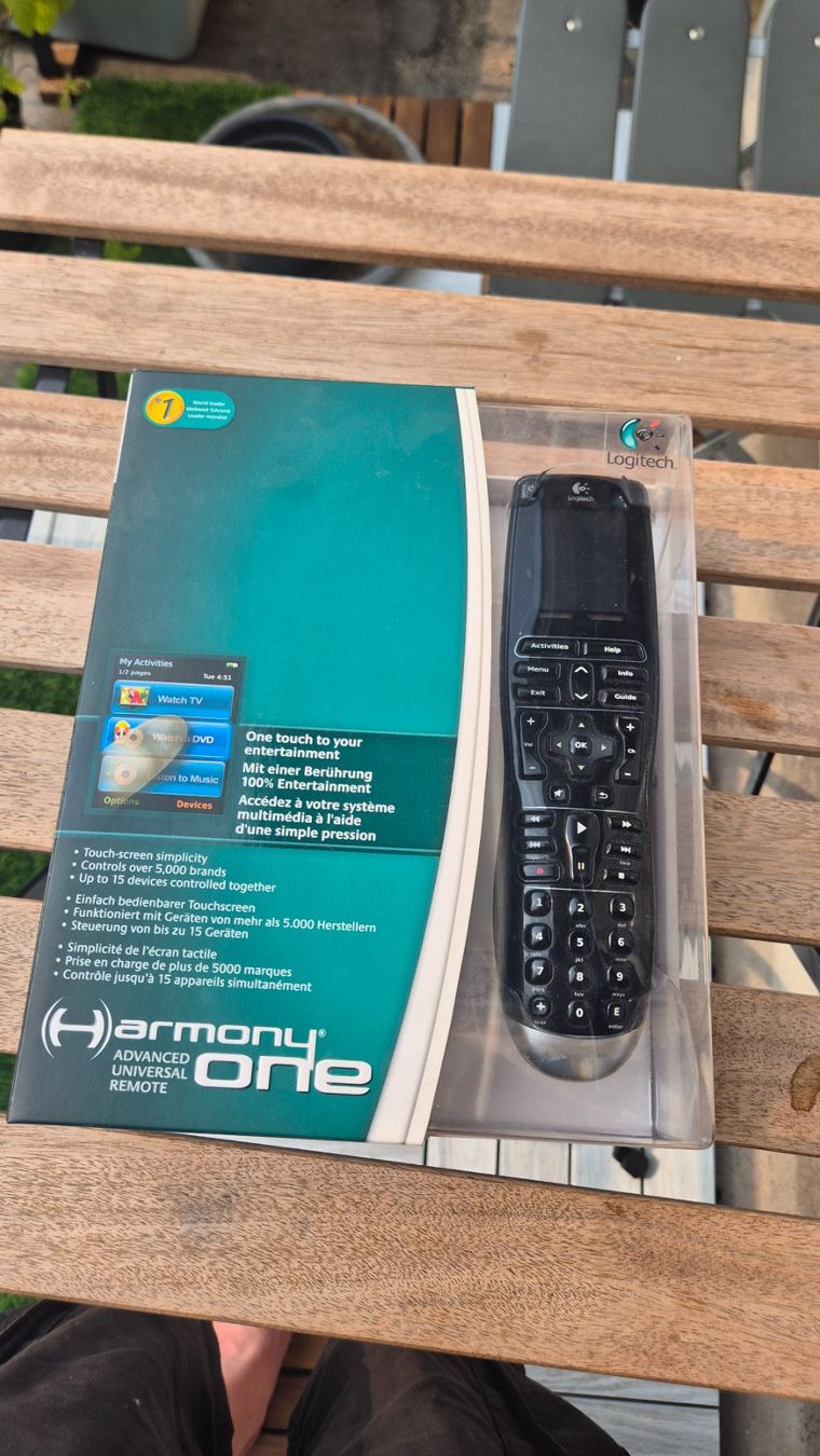 Logitech Fernbedienungen: Logitech Harmony One Universalfernbedienung OVP – Gebraucht aus Zürich von Pwrslv 3