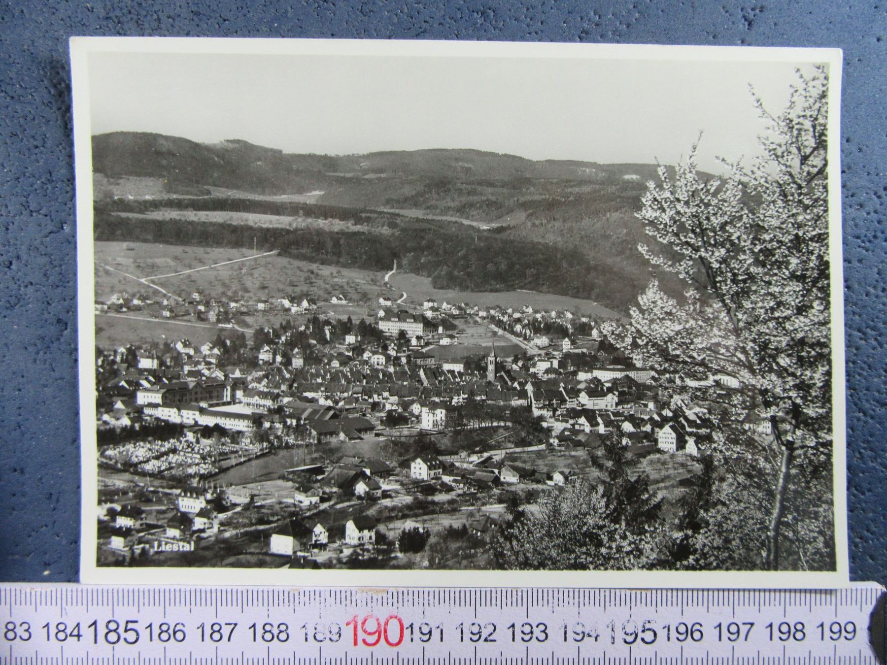 Cartoline postali: LIESTAL BL AK VOGELSCHAU LUFTBILD PANORAMA – Usato da Ettingen venduto da Hausi4711