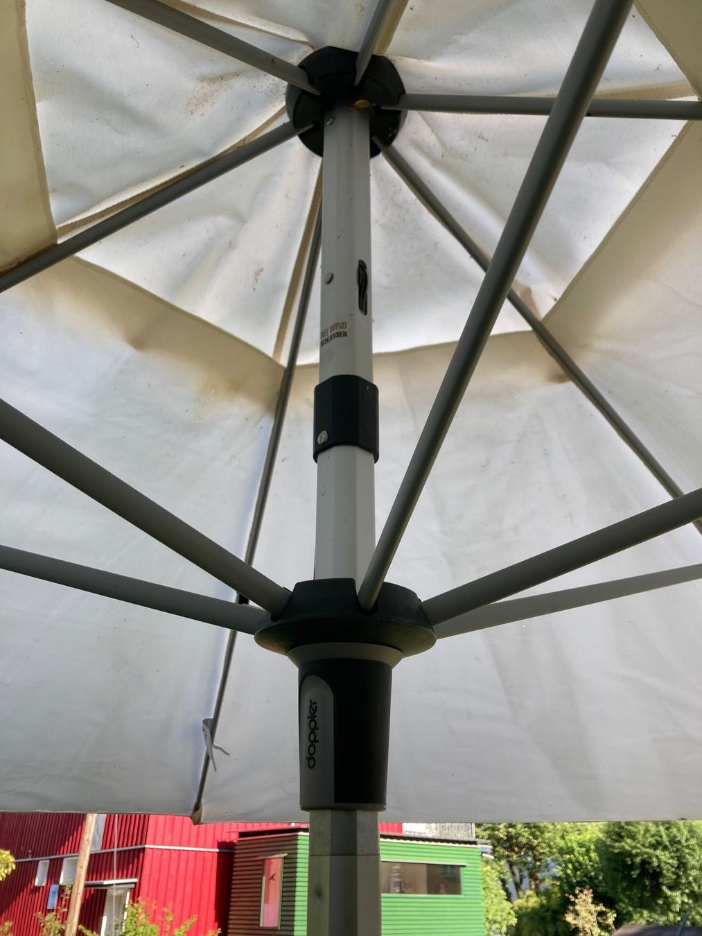 Sonnenschirme: Grosser Sonnenschirm mit Fuss – Gebraucht aus Spiez von crew7 2