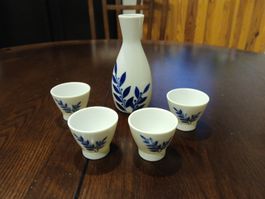 Sake Set Gekkeikan 1 Carafe 4 Cups white blue pattern