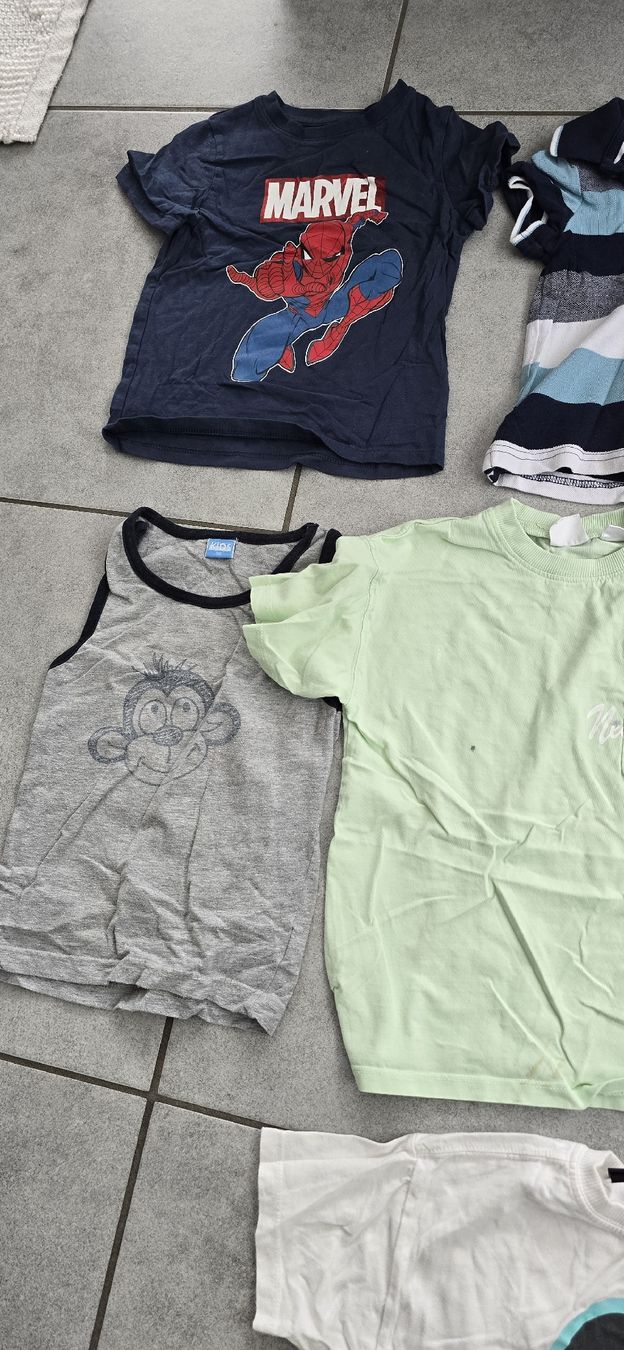 Lotti & Set di vestiti: Kleiderpaket T-Shirts 110 – Usato da Studen BE venduto da Spez3 2