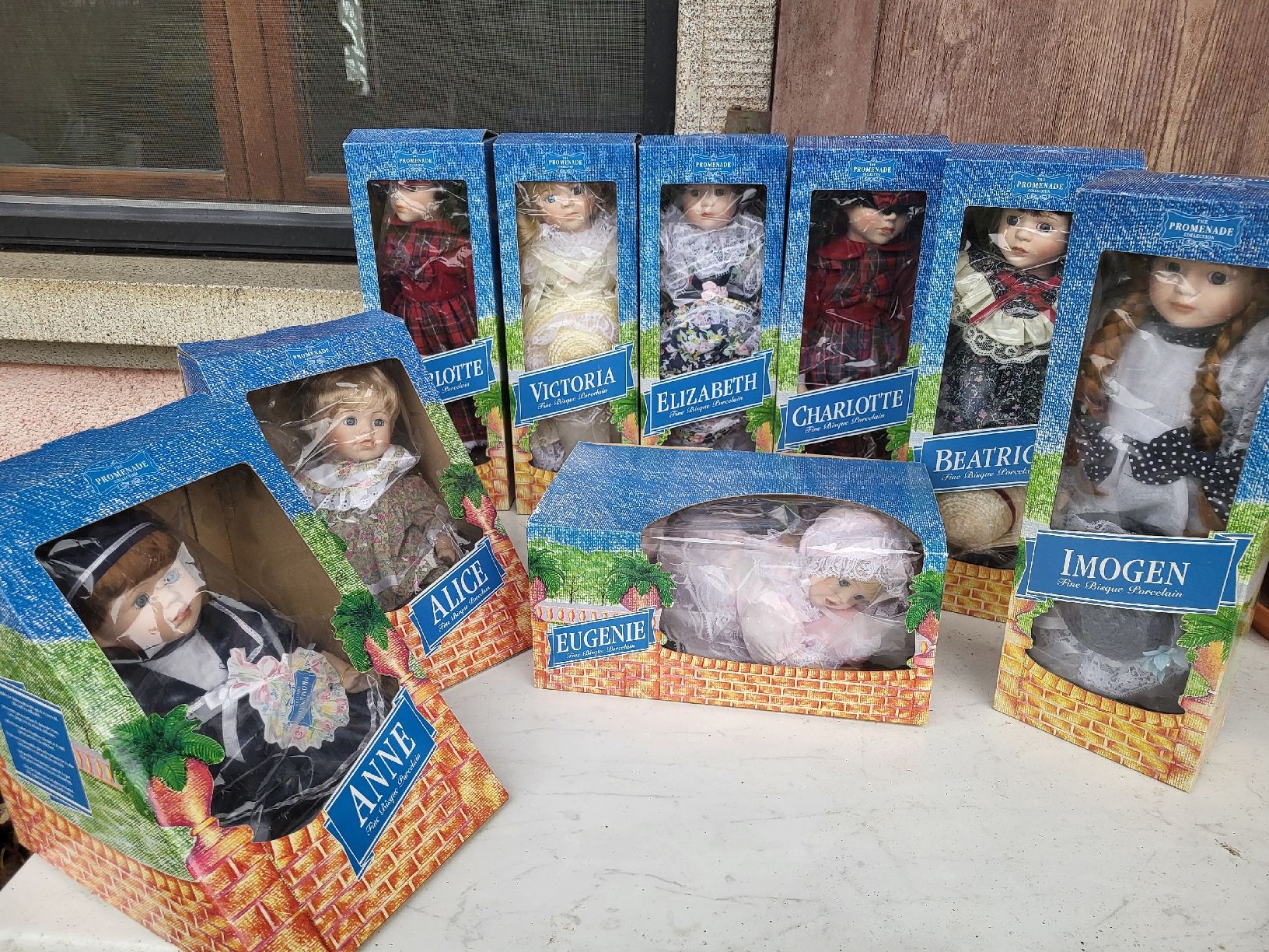 Bambole: Poupées en porcelaine – Nuovo e nell'imballaggio originale da Ecuvillens venduto da loloall