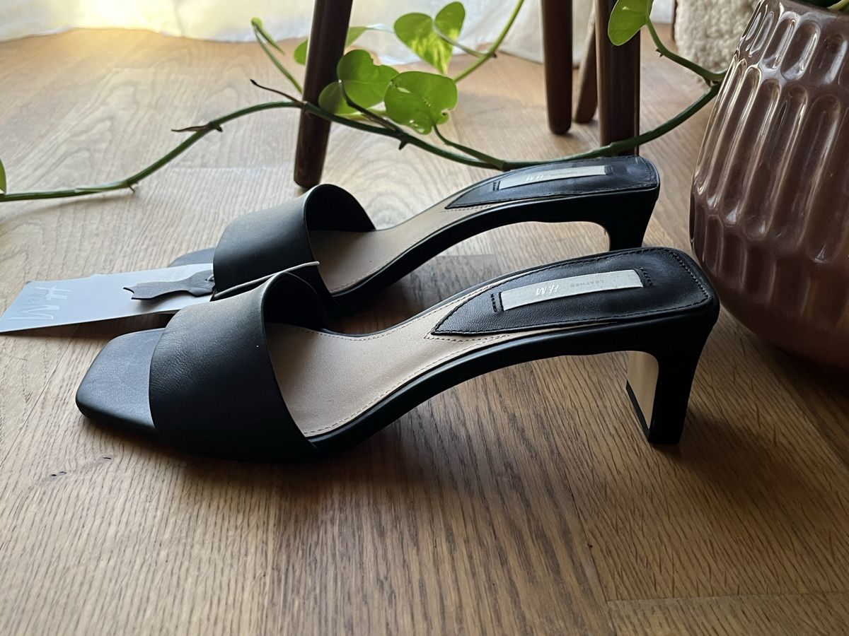 H&M Scarpe da donna: Pantoletten aus Leder von H&M Premium Selection – Nuovo (secondo la descrizione) da Bern venduto da SinaArikan 2
