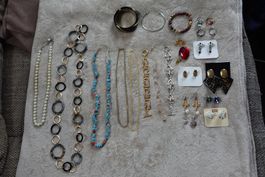 1 schönes 32 teiliges Modeschmuck Set