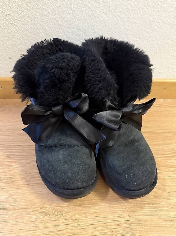 Chaussures femmes: UGG WINTERSTIEFEL SCHWARZ – D'occasion à Winterthur par fij_f65r