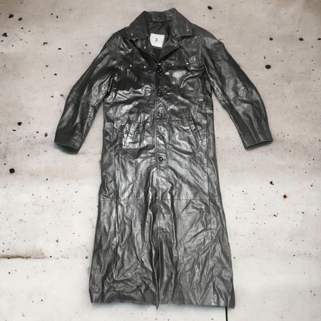 Manteau long en cuir noire PANTERA avec picots métalliques