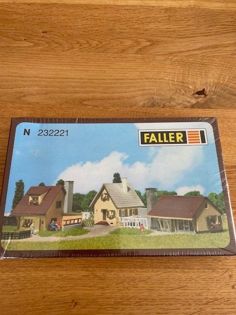 FALLER N 2 MAQUETTES : VILLAGE + 3 MAISONS RÉF. 232221