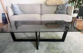 Moderner Couchtisch aus schwarzem Glas