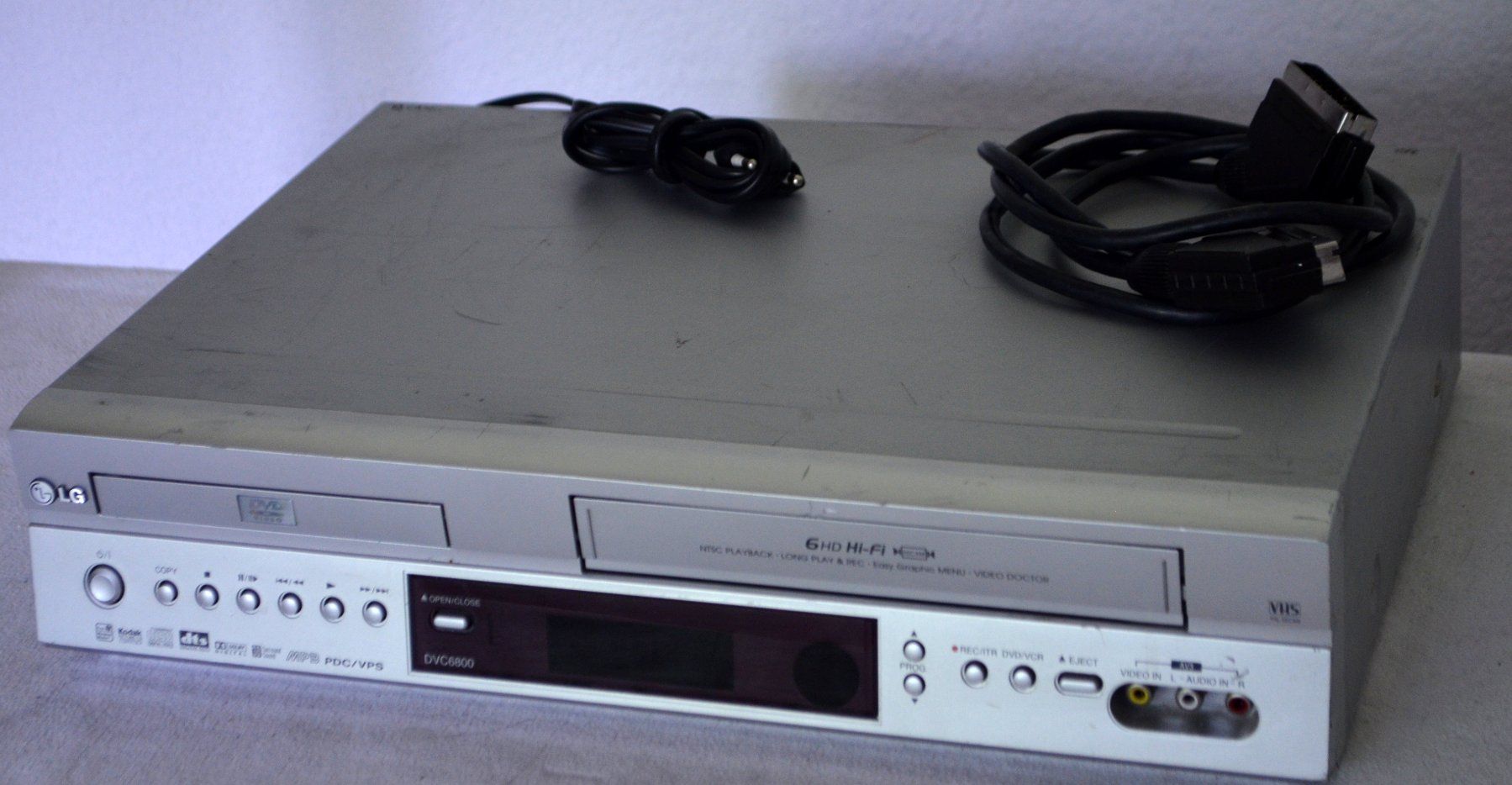LG Aufnahmegeräte: LG DVC6800 Combo CD / VHS – Gebraucht aus Collonges von arashee