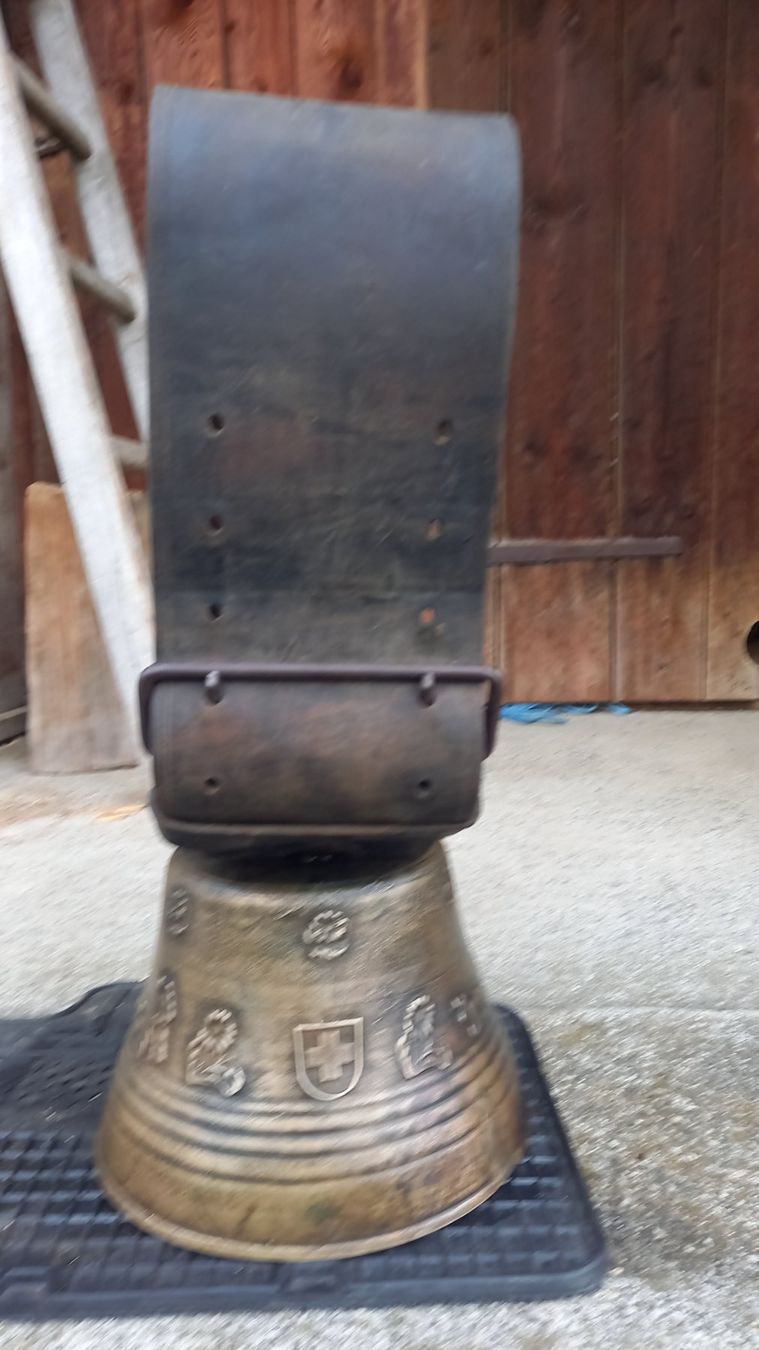 Glocken & Treicheln: Antike Glocke – Gebraucht aus Achseten von sma_659k