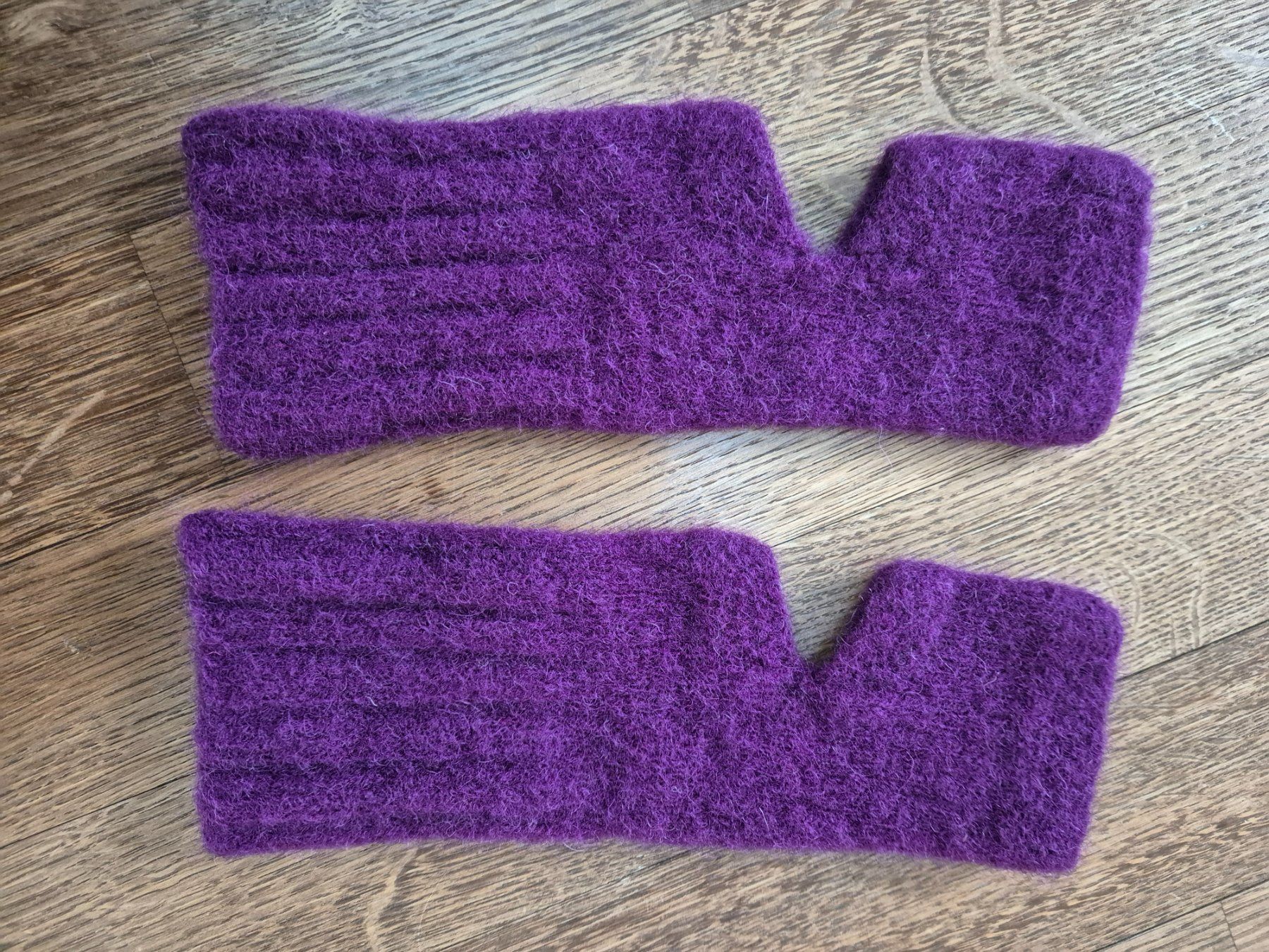 Chaussettes: Handknitted 100% wool purple yoga socks – D'occasion à Zürich par monadiederich