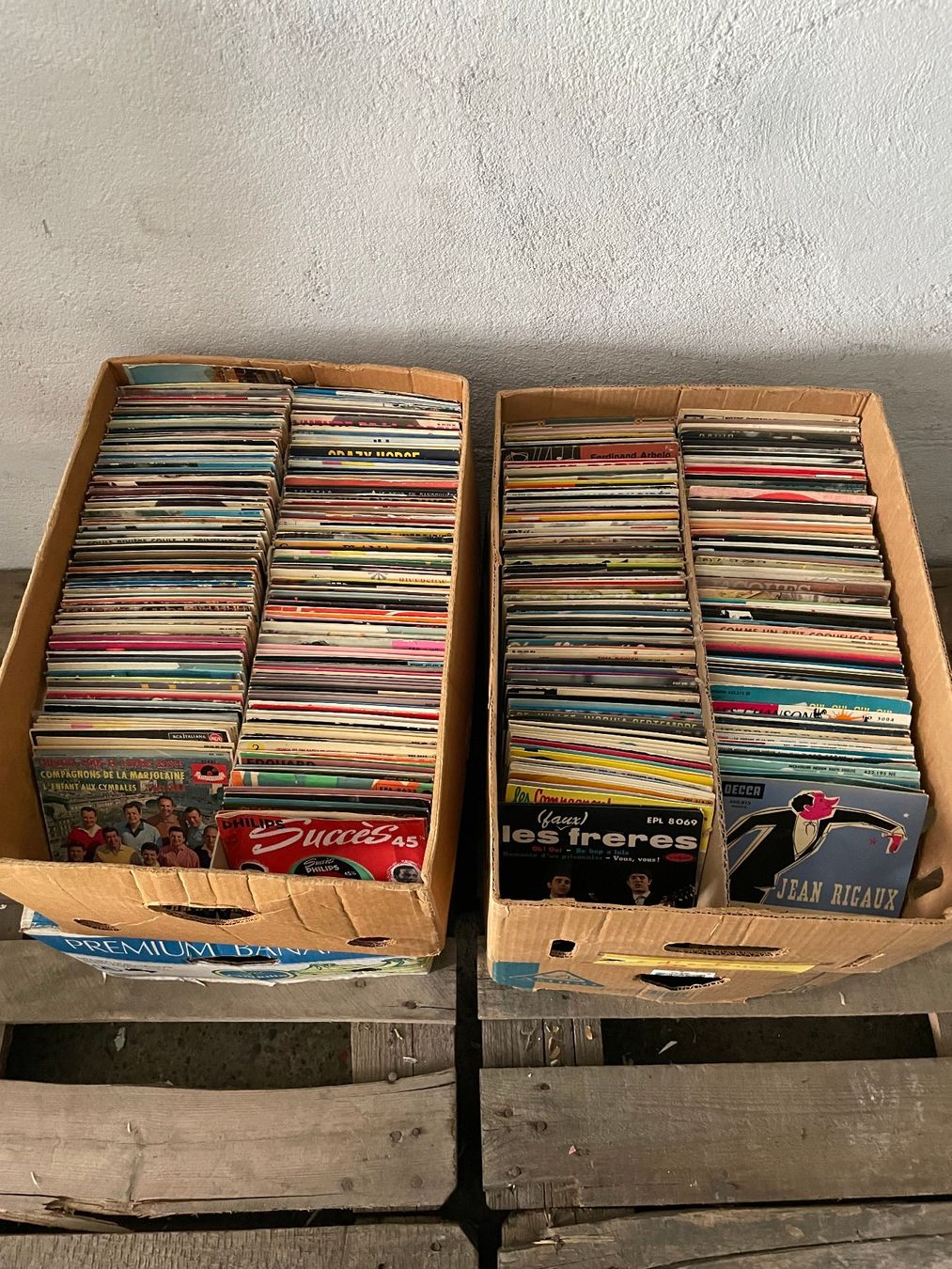 Schallplatten: 2 cartons de disque vinyle 45 t a 4 titres – Gebraucht aus La Croix (Lutry) von netrajet