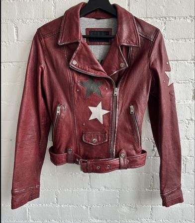 Coole rote Lederjacke mit Nieten von Oakwood