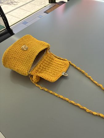 Tasche handgehäkelt gelb mit Kette neuwertig
