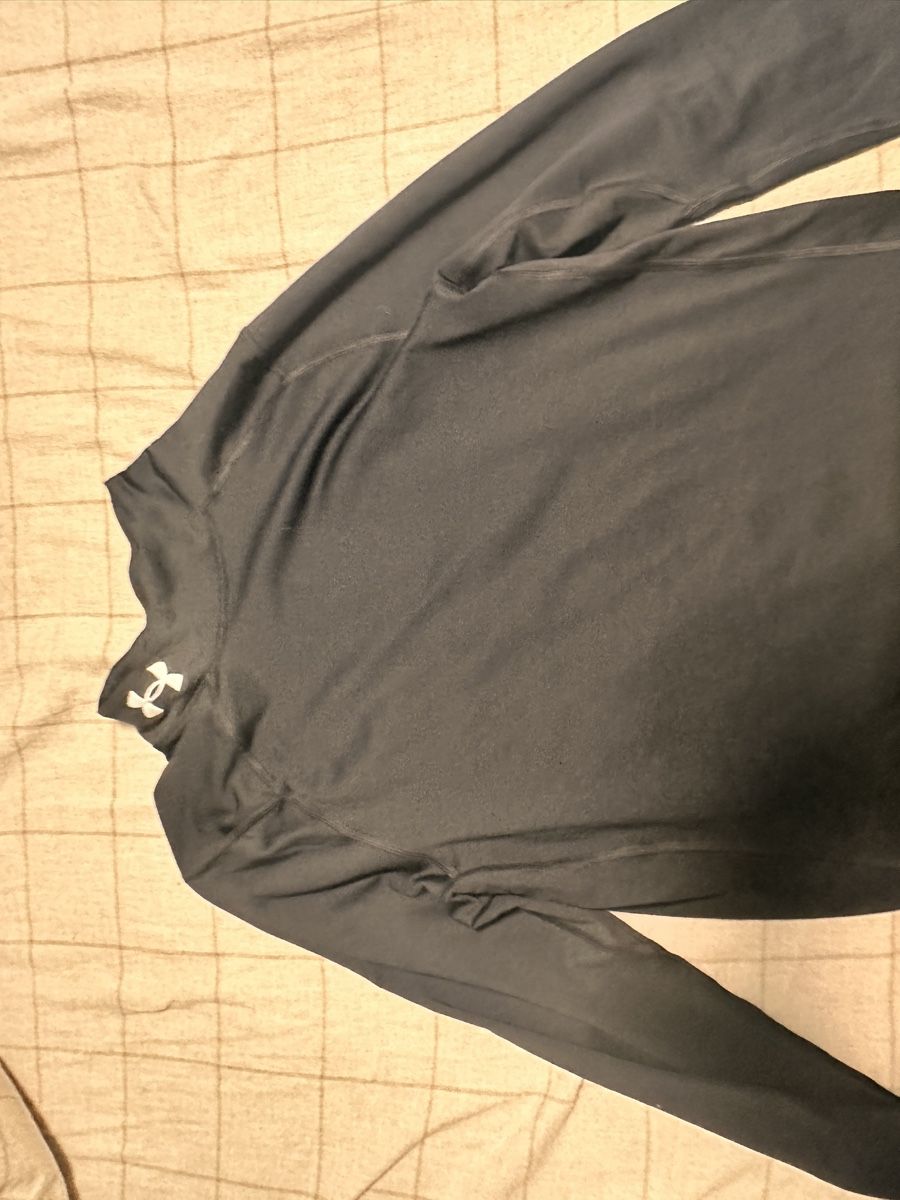 T-shirt: Under Armour ColdGear Fitted Top - Black, Men's Medium – Usato da Gattikon venduto da 386ComicEmpire