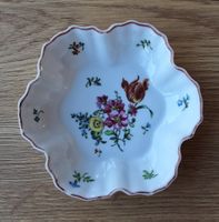 Altes Porzellan-Schälchen handbemalt: Blumenmotiv (1900)