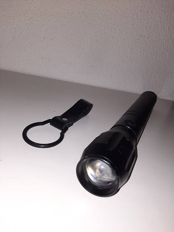 Supporti a parete: Taschenlampe inkl. Gürtelhalterung – Usato da Roggwil TG venduto da fla_79pr 1