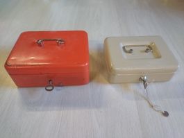 Lot de deux cassettes à monnaie avec clé 