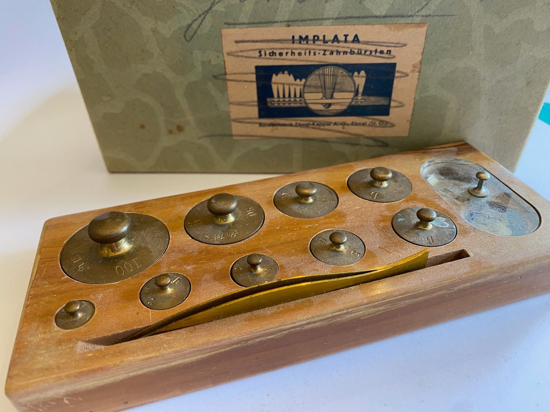 Bilance e pesi: Altes Apotheker-Gewichtset Messing mit Feingewichten – Usato da Winterthur venduto da dontcallmesailor