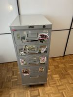 Retro Erga Metall-Aktenschrank mit vielen Fächern.