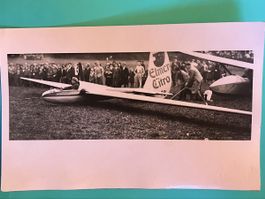 Alte Postkarte Segelflugzeug mit Piloten und Publikum guter 