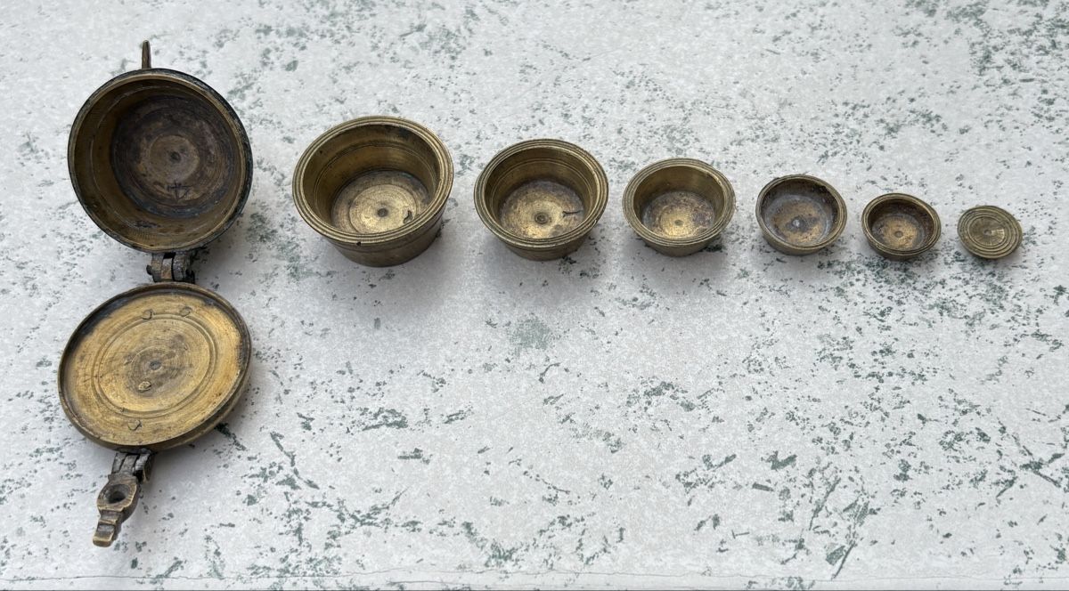 Balances et poids: Antikes Einsatzgewichtssatz Messing mit 6 Einsätzen punziert – D'occasion à Bern par Smintheus 5