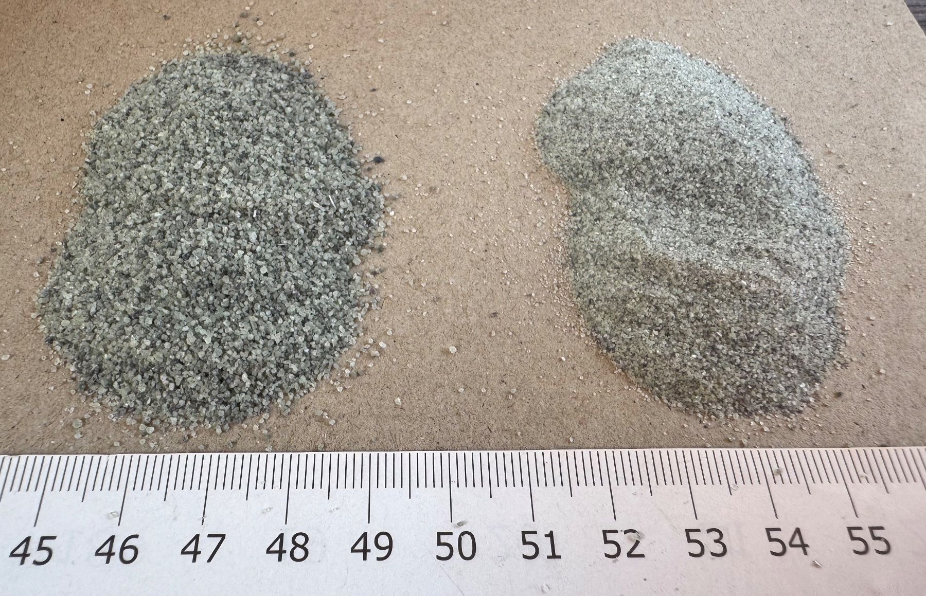 Pietre & tegole: Peridot. Olivin   extra  schön SAND    fein     DECO – Nuovo e nell'imballaggio originale da Leuggern venduto da gemshow 4