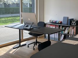 Schreibtisch (IKEA Gestell mit MDF Tischplatte)