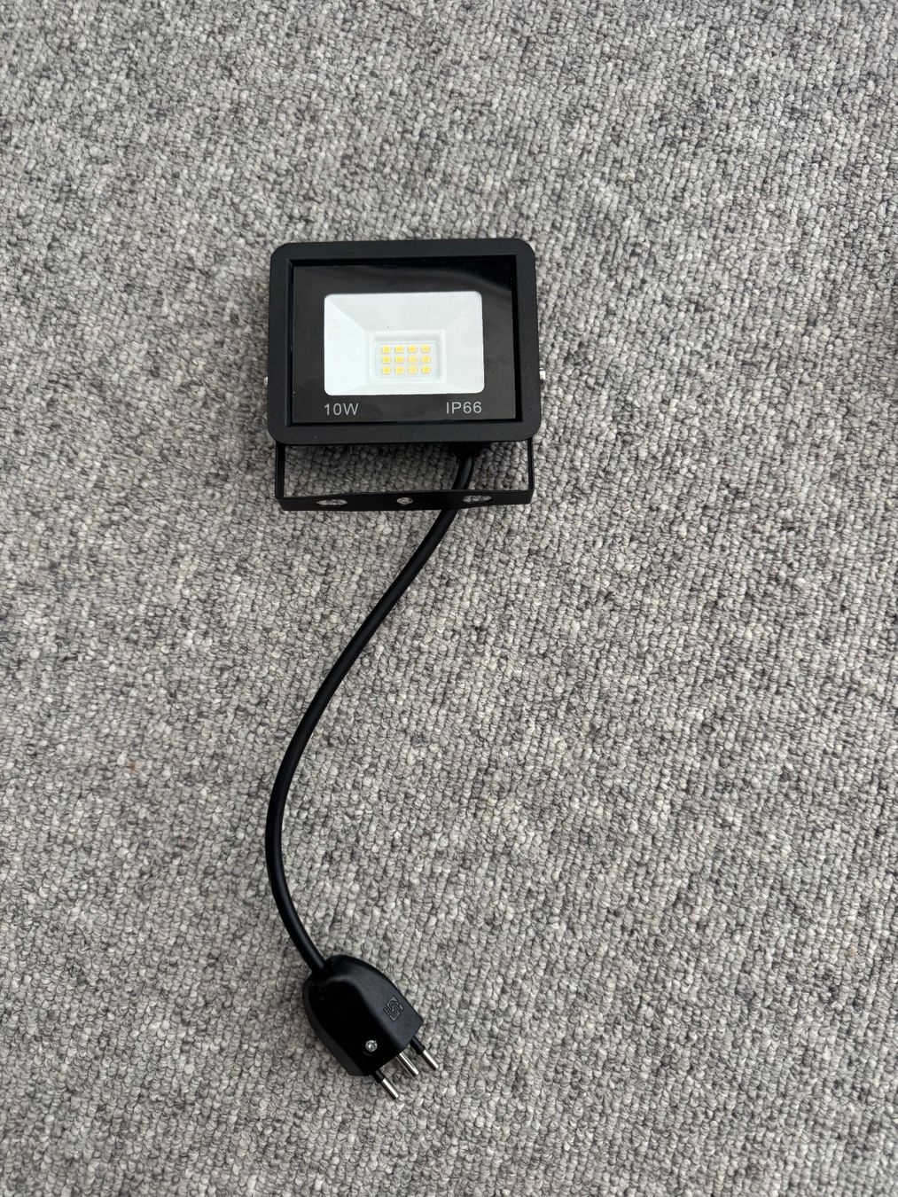 Lampen: LED Fluter 10w schwarz – Gebraucht aus Weinfelden von rizzla360