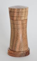 Salzmühle aus Nussbaumholz gedrechselt, mit Keramikmalwerk