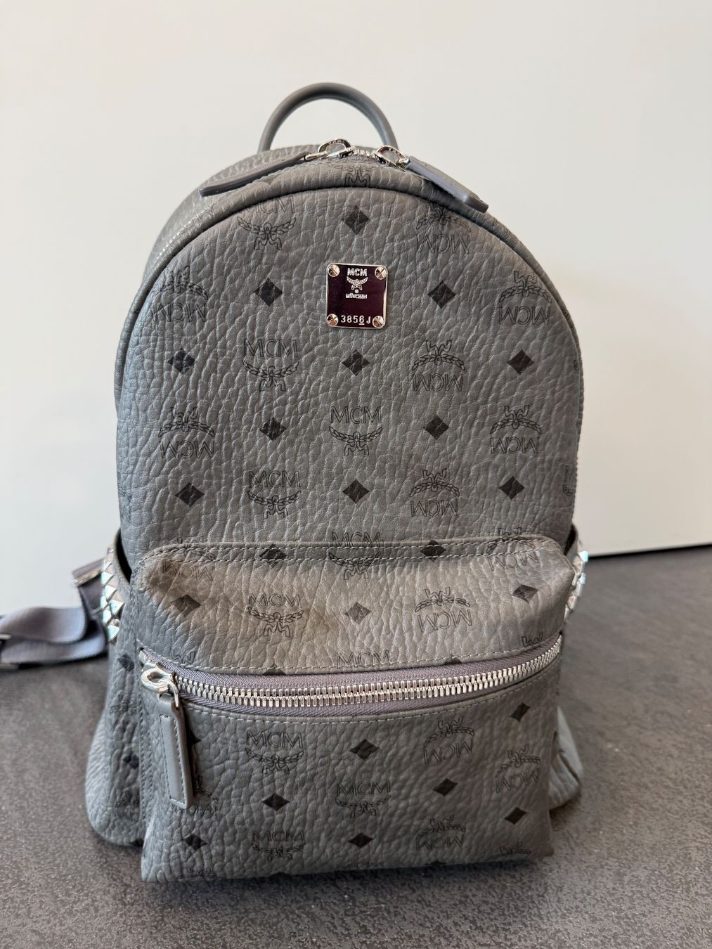 Mcm Zaini: MCM Rucksack Visetos grau mit Nieten neu – Nuovo e nell'imballaggio originale da Illnau venduto da Bigmama14 2