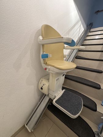 Treppenlift mit Drehsitz für Komfort & Sicherhei