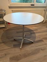 Runder Tisch weiss mit Metall-Kreuzfuss, Ø [ca. 100 cm]