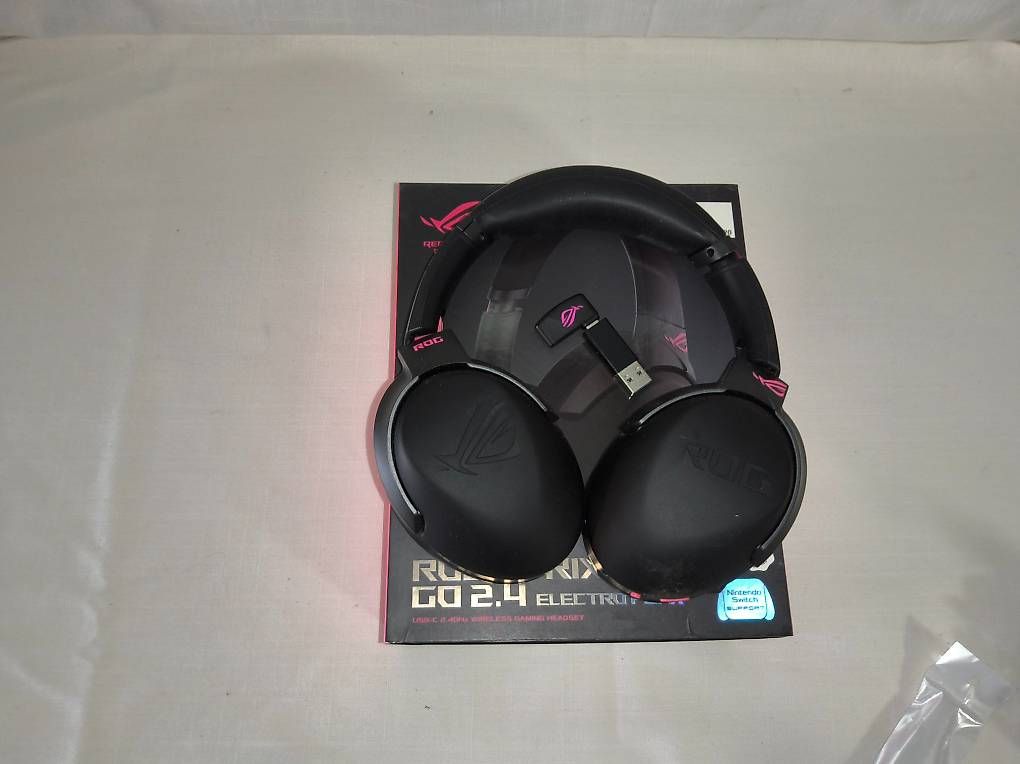 Kopfhörer: ASUS ROG Strix Go 2.4 Electro Punk – Gebraucht aus Lausanne von ber_qk5j