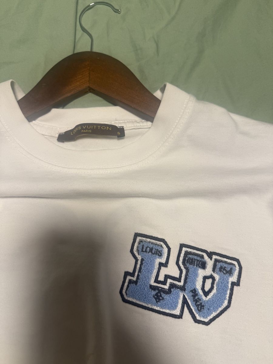 Louis Vuitton T-shirts: LOUIS VUITTON T-SHIRT – Neuf (Voir description) à Goldach par jil_vnd8 1