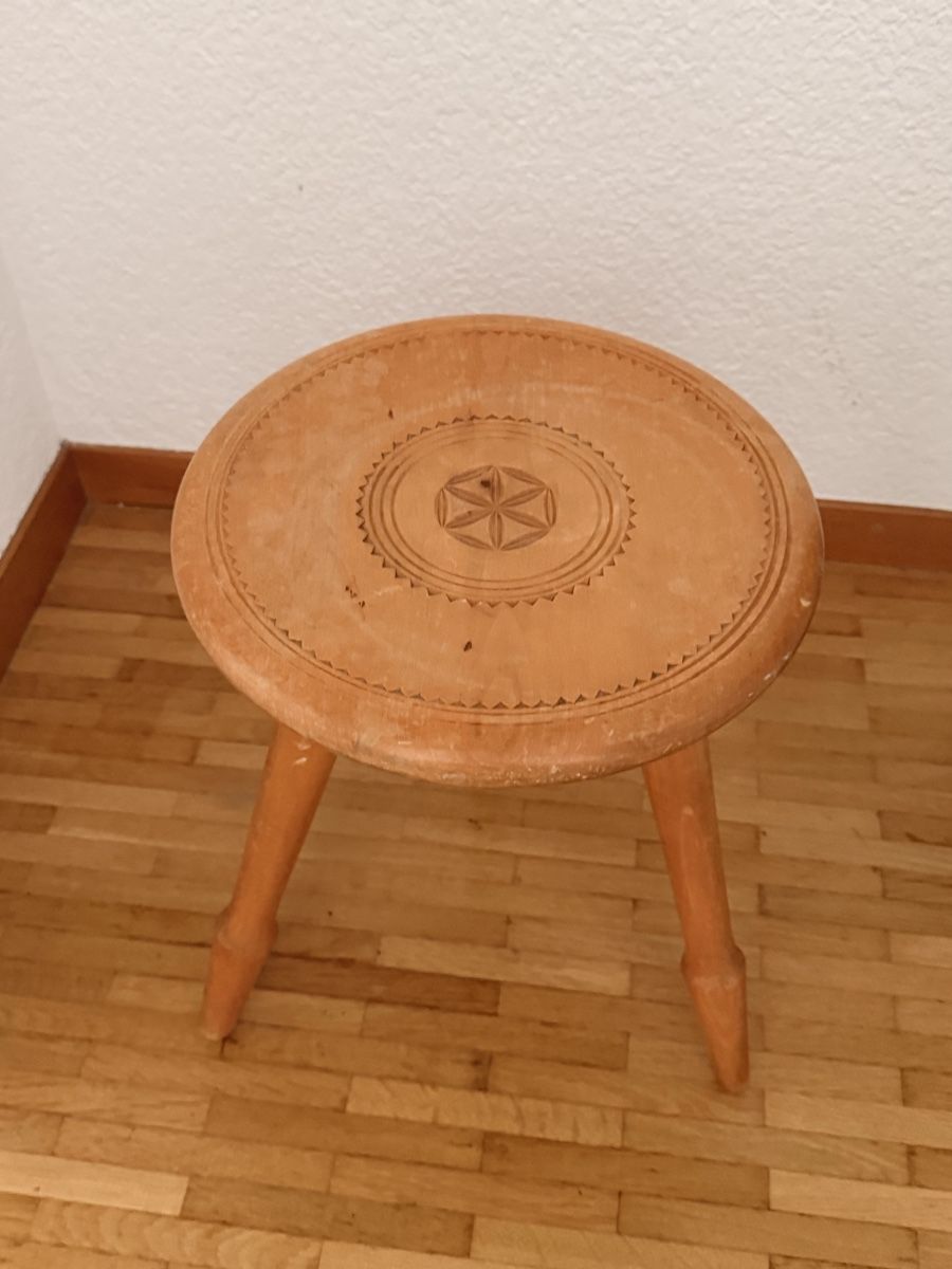 Stühle: Holzhocker mit Schnitzerei guter Zustand – Gebraucht aus Laupen BE von Lisafurby 1