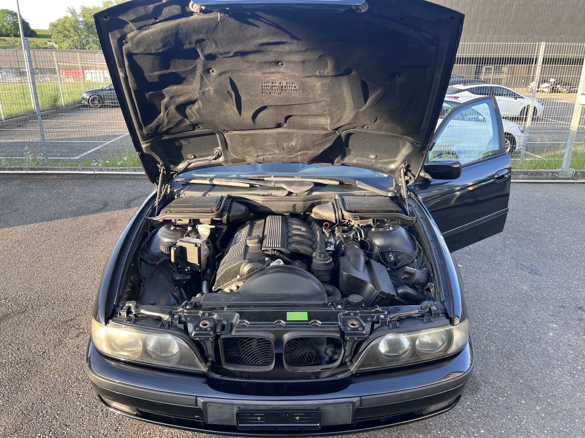 BMW Automobili: BMW 528i E39 Touring schwarz – Usato da Laufen venduto da andsan 5