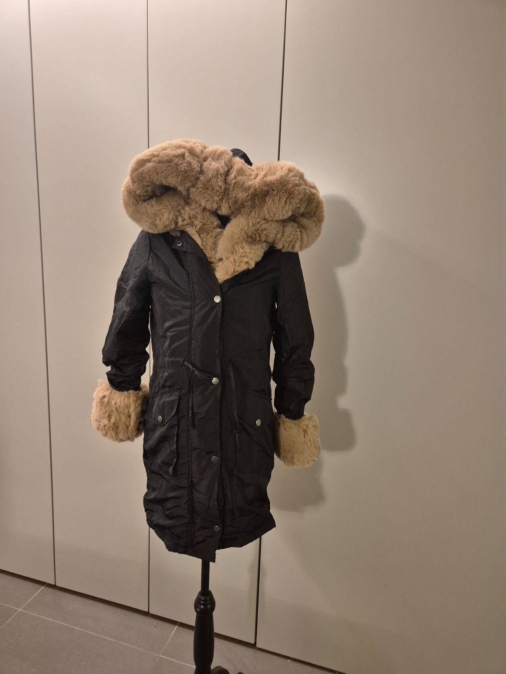 Cappotti: Warme Winterjacke mit Kunstfell, Grösse S, Neu! – Nuovo (secondo la descrizione) da Glattfelden venduto da Jenoptik 1