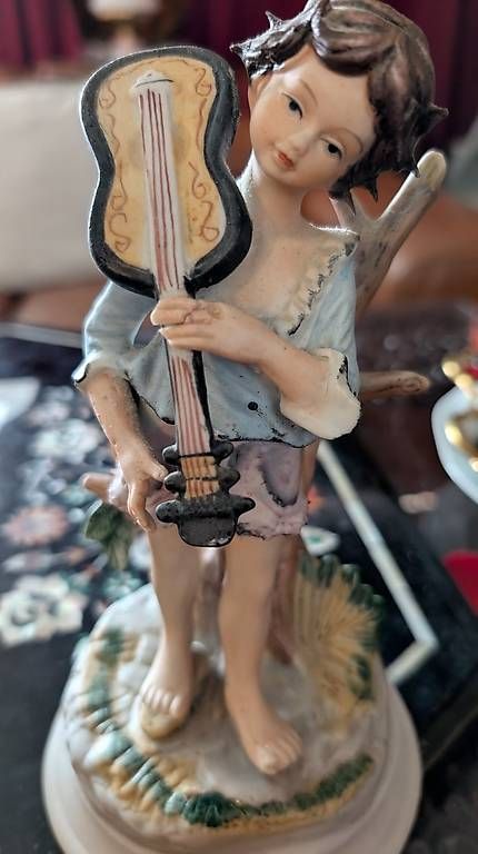 Statuette: Capodimonte Musikerfigur mit Saiteninstrument – Usato da Ascona venduto da ArtRomantica