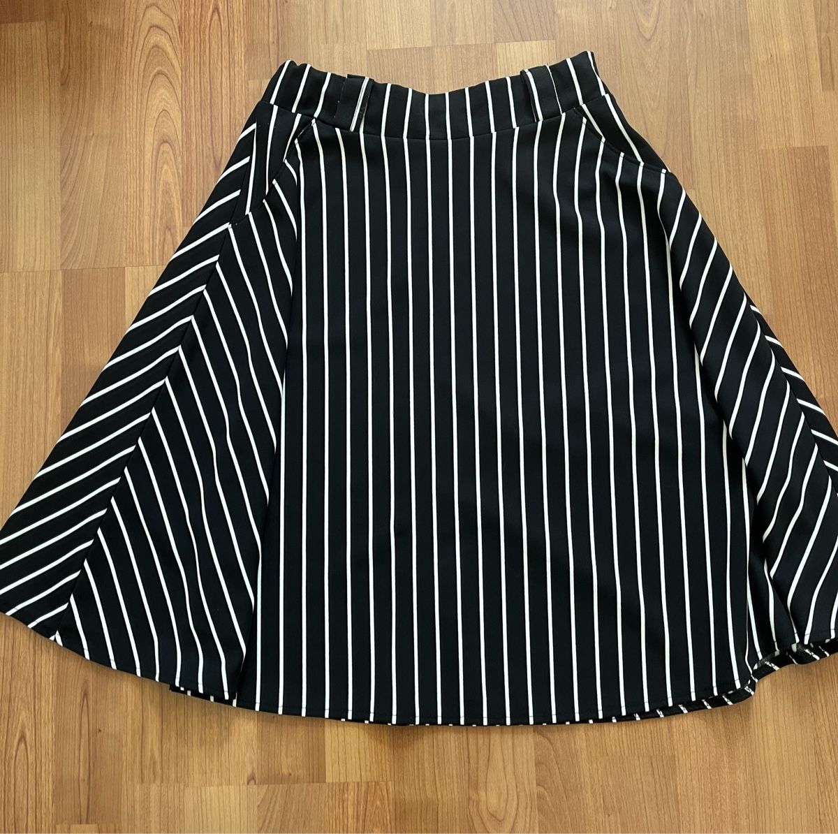 Gonne: Gonna a righe bianca e nera - Perfetta! – Nuovo (secondo la descrizione) da Echandens venduto da lillisfashion 1