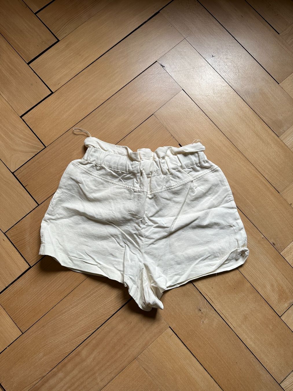 Zara Pantaloni: ZARA - Shorts crèmefarben S – Usato da Zürich venduto da Diazaio 1