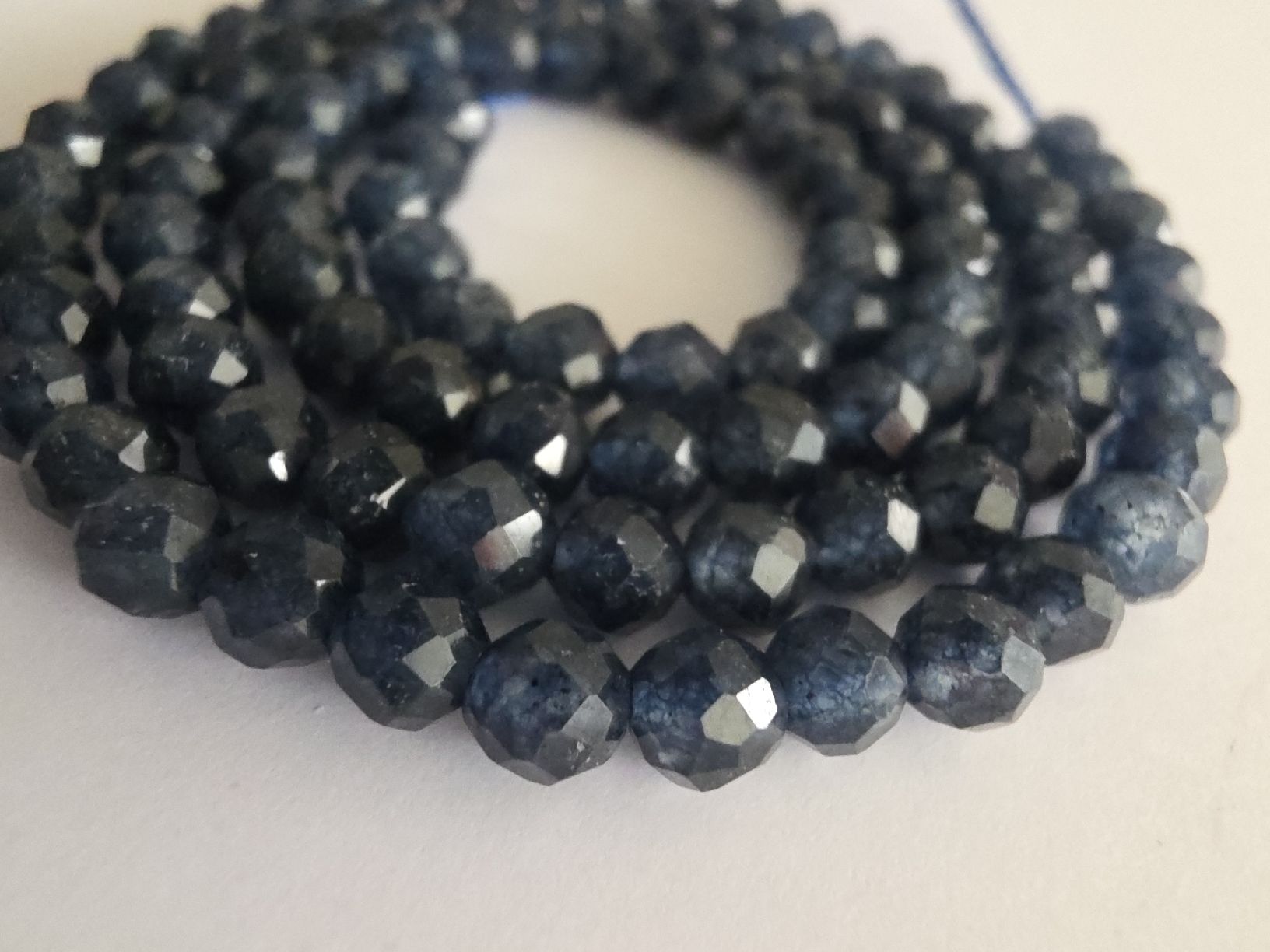 Minerali & Pietre curative: Saphir facettiert ca. 4mm. Strang – Nuovo e nell'imballaggio originale da Menziken venduto da Mirager 3