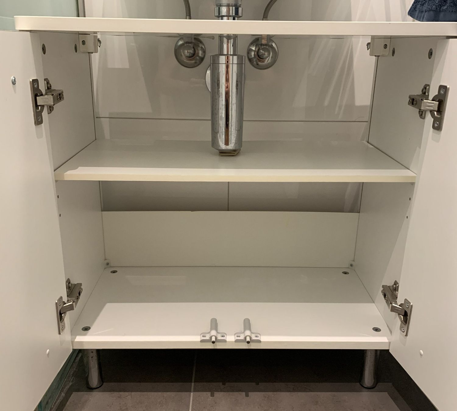 Installations & Meubles: Waschbeckenunterschrank – D'occasion à Weiningen ZH par Silverade 1