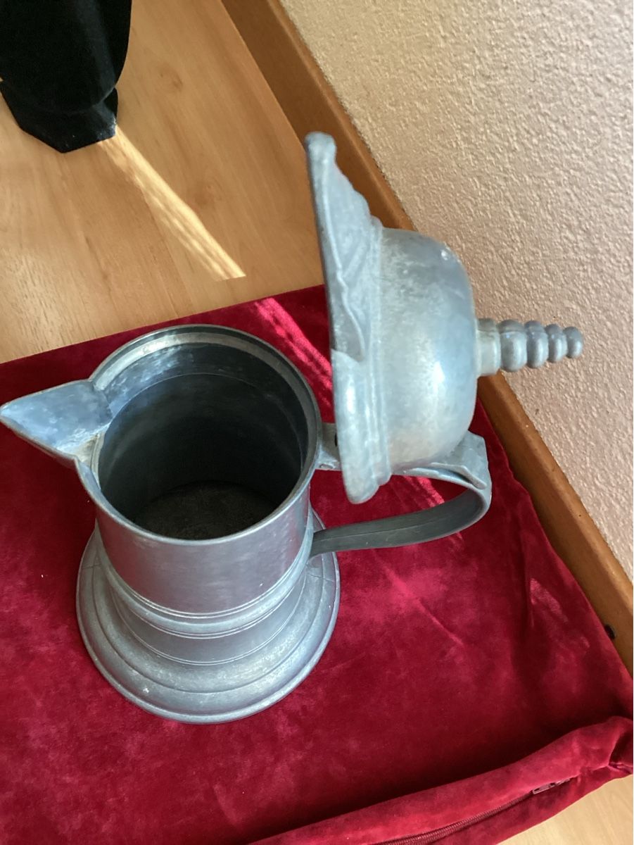 Alle Dekorationen: Antiker Gr. Zinnkrug mit Deckel gebraucht zur Dekoration – Gebraucht aus Nunningen von Vintage59 1