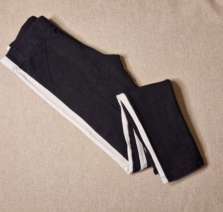 H&M Sport Schwarze Leggings mit weissem Streifen, Gr.146