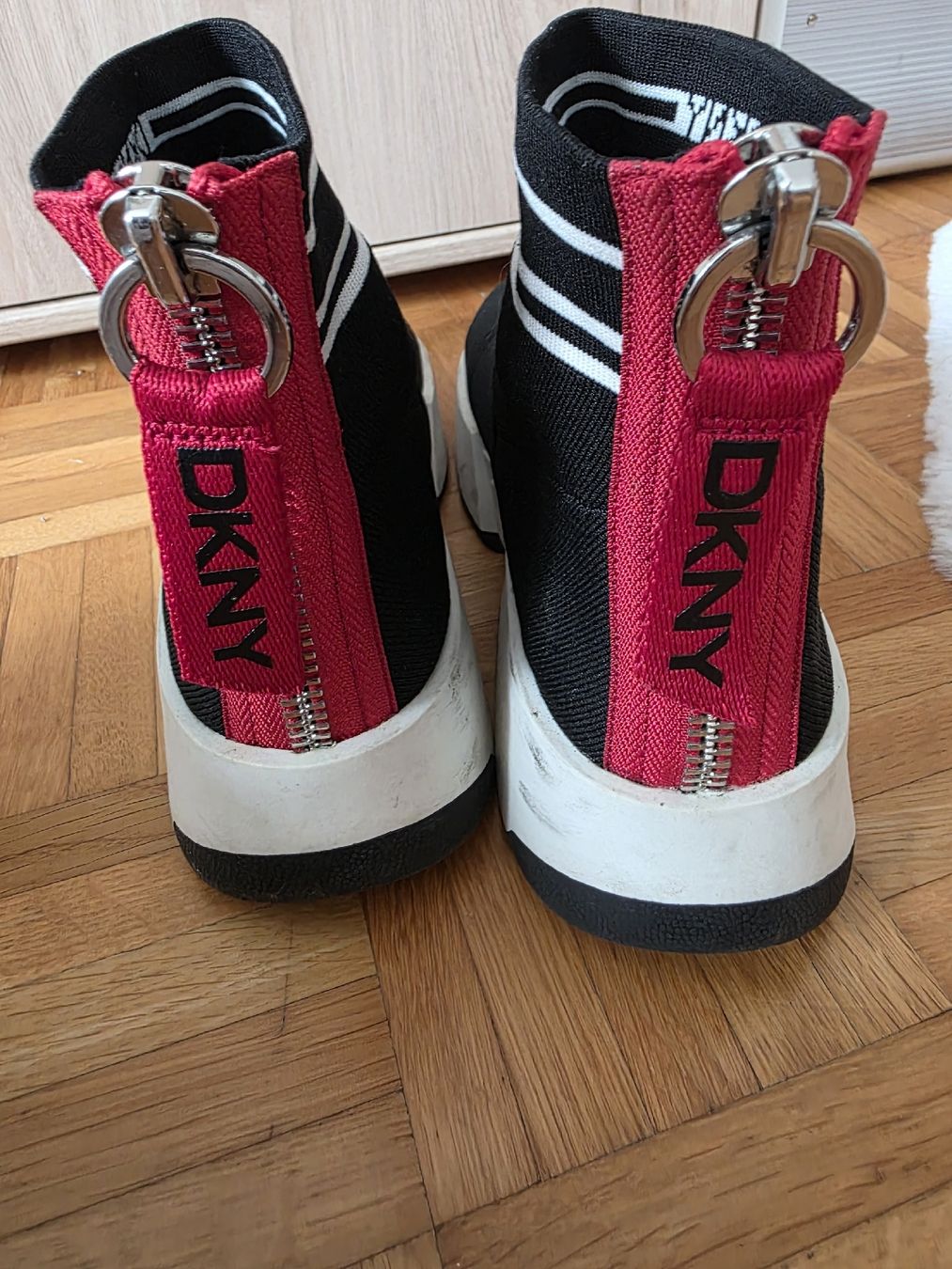 DKNY Damenschuhe: DKNY Sneakers, Schwarz/Rot, Gr. 39 – Neu (gemäss Beschreibung) aus St Gallen von vir_5kgt 1